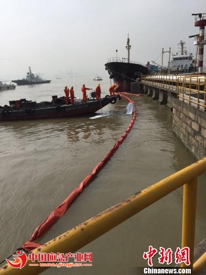 28日上午，2016年福州海上溢油综合应急演练在福州闽江口内港区兴闽油库码头举行。　程明辉 摄