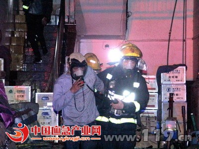 来宾市一汽配城夜晚发生火灾 消防成功救出5人