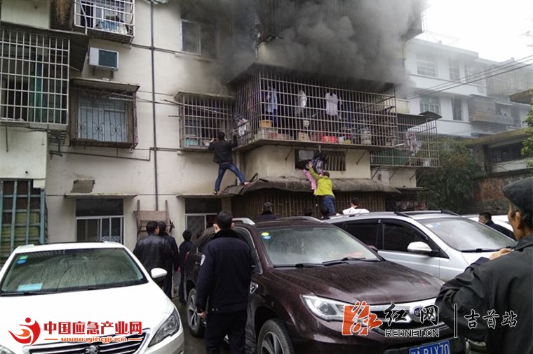 湖南一民宅突发大火3人被困 警民联手救援