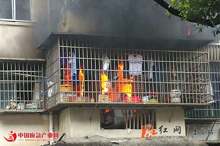 湖南一民宅突发大火3人被困 警民联手救援