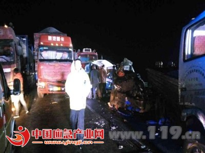 图为夜晚多车追尾3人员被困 昌吉消防紧急救援