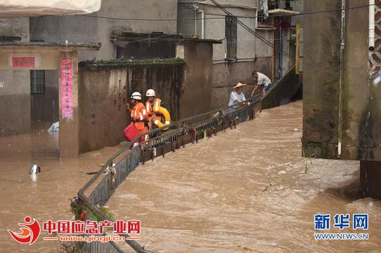 2日上午，福建龙岩消防官兵涉水入户展开救援。周杨东 摄