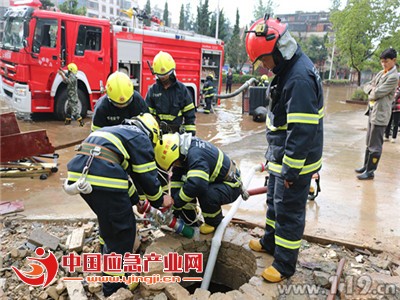安宁突降暴雨致200名学生被困 消防紧急营救[图]