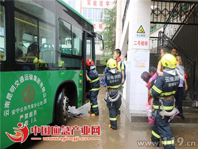 安宁突降暴雨致200名学生被困 消防紧急营救[图]