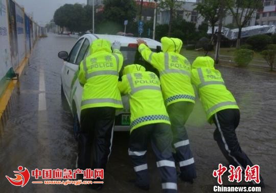 南京市防汛进入紧急状态，出动5000多人应急抢险。　南京交警供图