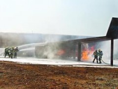 全国首架不怕火“飞机”在汉投入消防演练