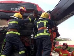 长沙多车连环追尾两人被困 消防及时破拆救援