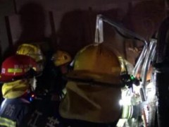 两车追尾货车司机被困 常州消防破拆救人