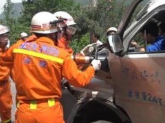 货车刹车失控致驾驶员被困 重庆涪陵消防驰援