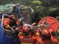 垃圾运输车撞山体司机被困 金华婺城消防破拆救援