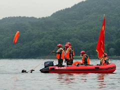 武汉消防演练尖板眼 水面遥控机器人能同时救4名落水者