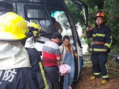 客车撞山10余人被困 杭州建德消防破拆救援