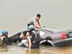 汽车落水火速救人 特警水上应急演练