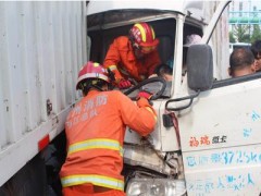 汽车追尾一人被困 杭州下沙消防扩张救援