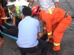 越野车连撞两辆半挂车 潍坊消防成功救出被困司机